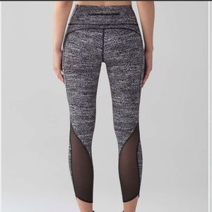 Lululemon Pace Perfect 7/8 Tight (25") in Air Time White Black / Black Size 6
